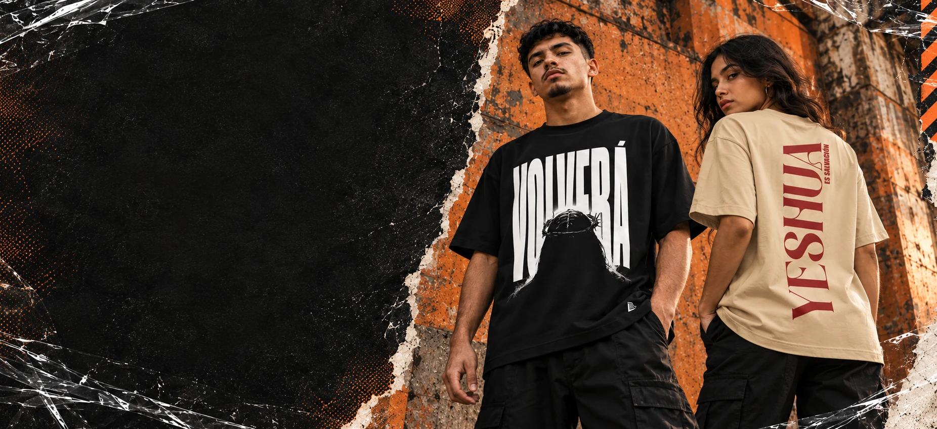 Modelos con las camisetas VOLVERÁ negra de frente y YESHUA beige de espalda, en una composición urbana HALAL