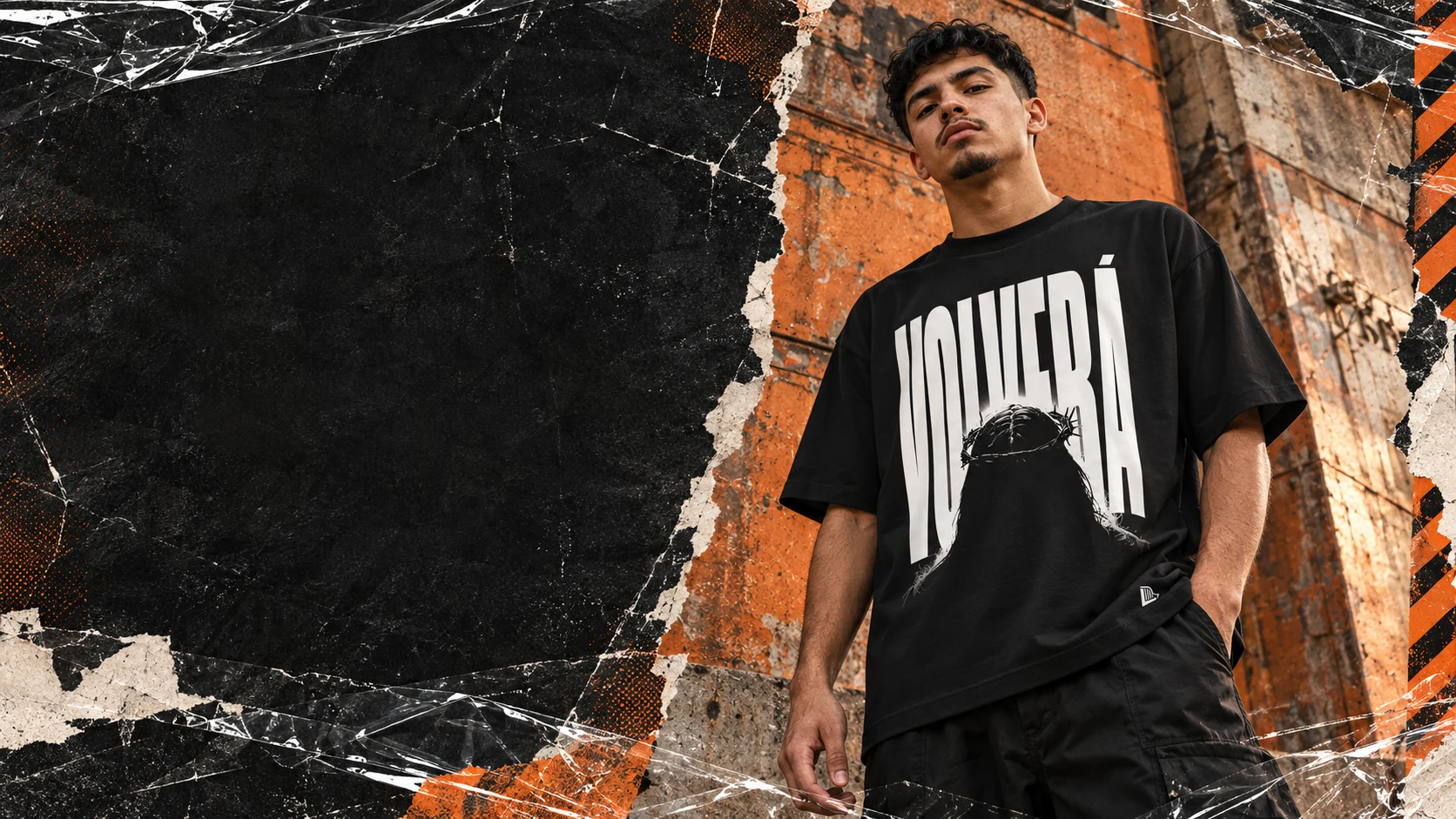 Modelo con la camiseta negra VOLVERÁ de HALAL en una composición urbana de papel rasgado y texturas naranjas